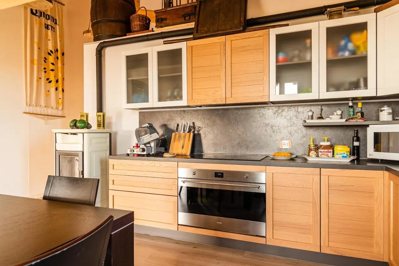 לינה וארוחת בוקר סונה Relais Des Roches 0*,  איטליה